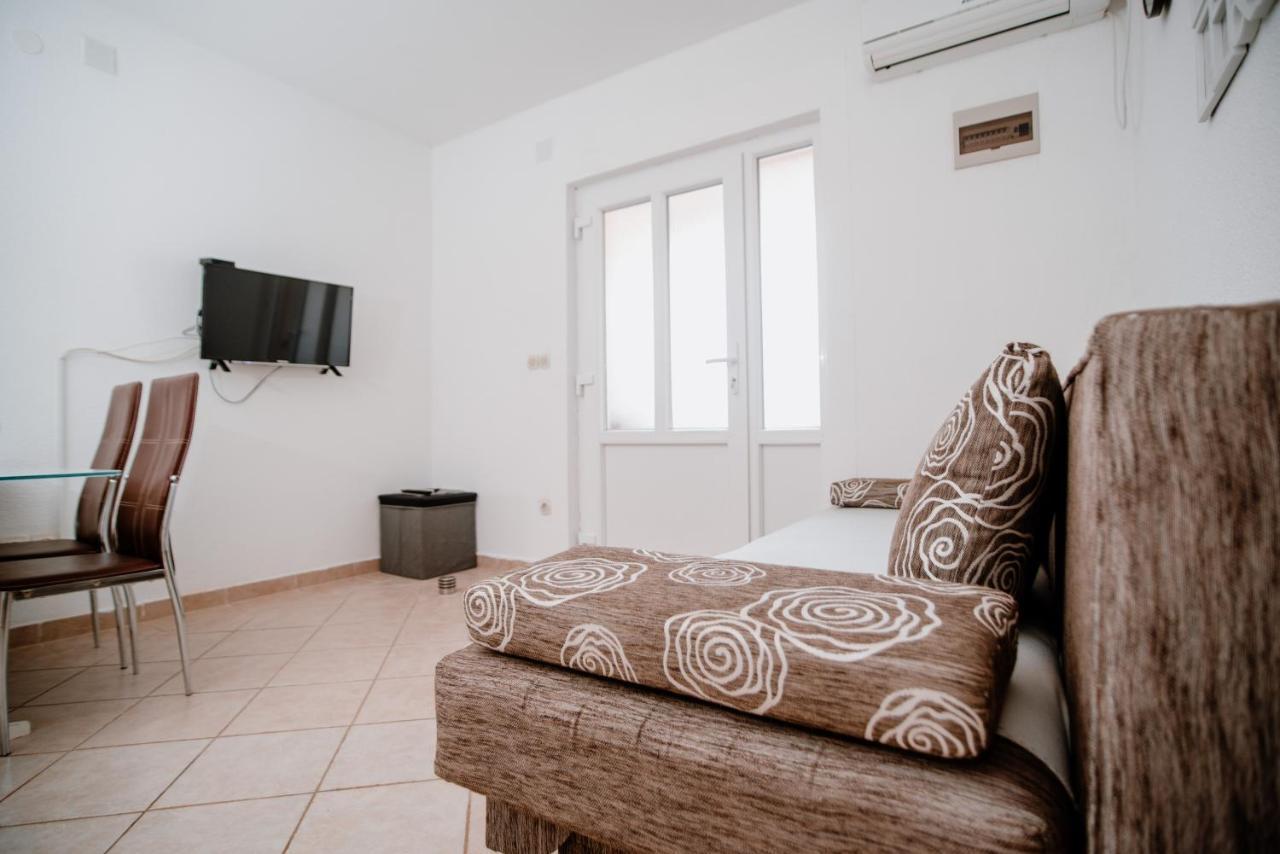 Apartamento Apartmens Leona Karlobag Exterior foto