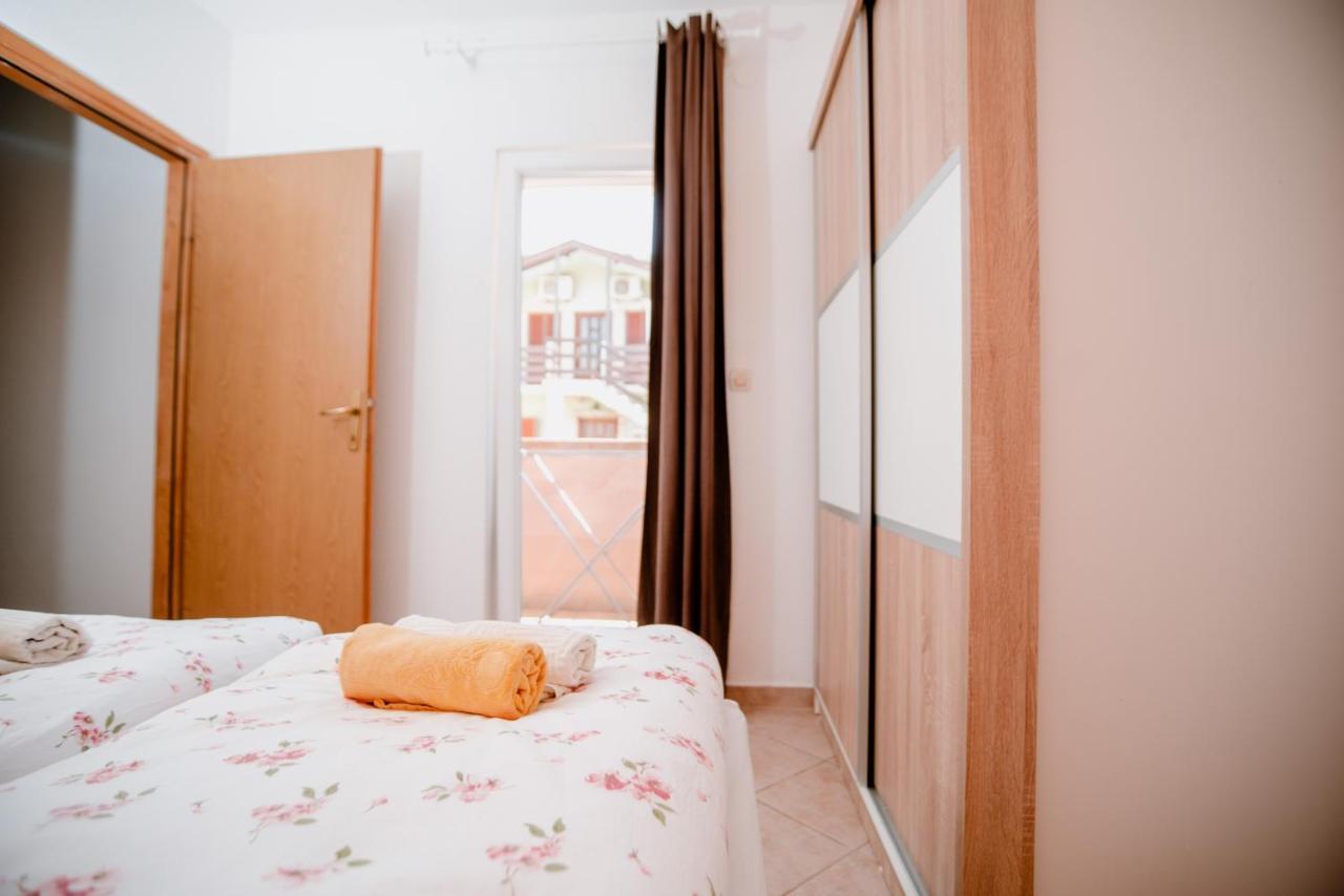 Apartamento Apartmens Leona Karlobag Exterior foto