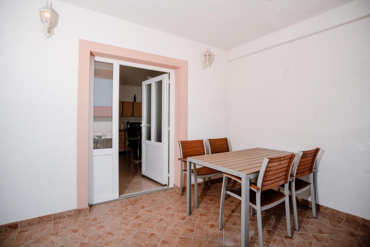 Apartamento Apartmens Leona Karlobag Exterior foto