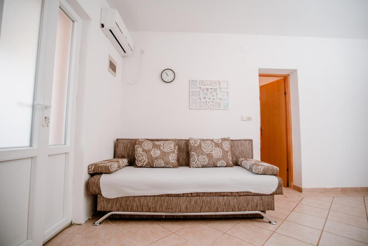 Apartamento Apartmens Leona Karlobag Exterior foto