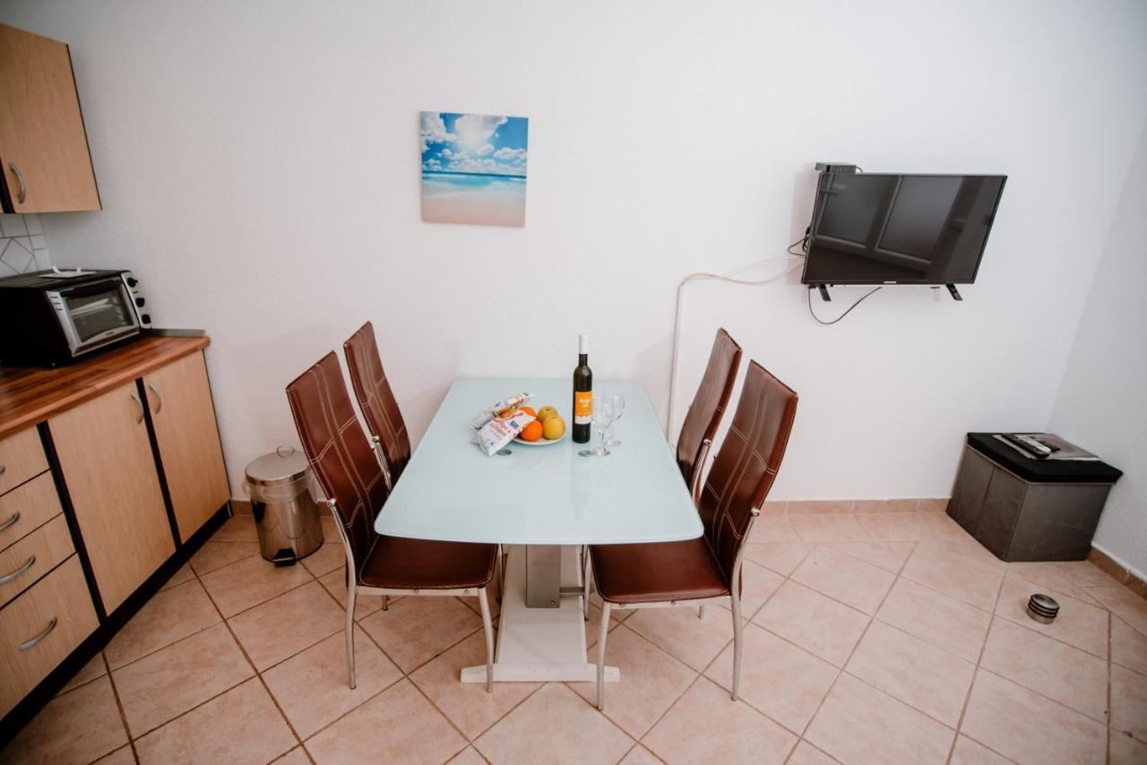 Apartamento Apartmens Leona Karlobag Exterior foto