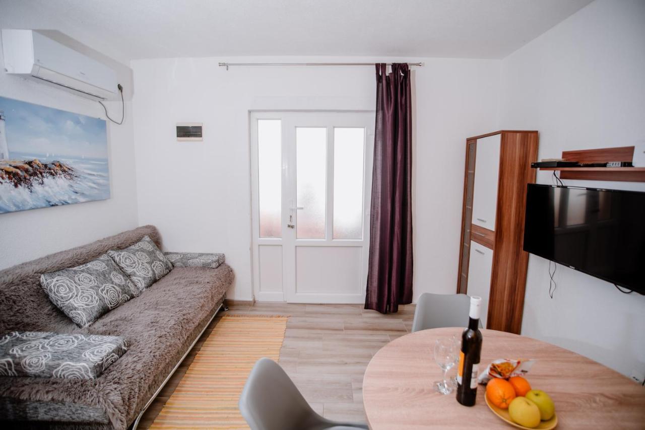 Apartamento Apartmens Leona Karlobag Exterior foto