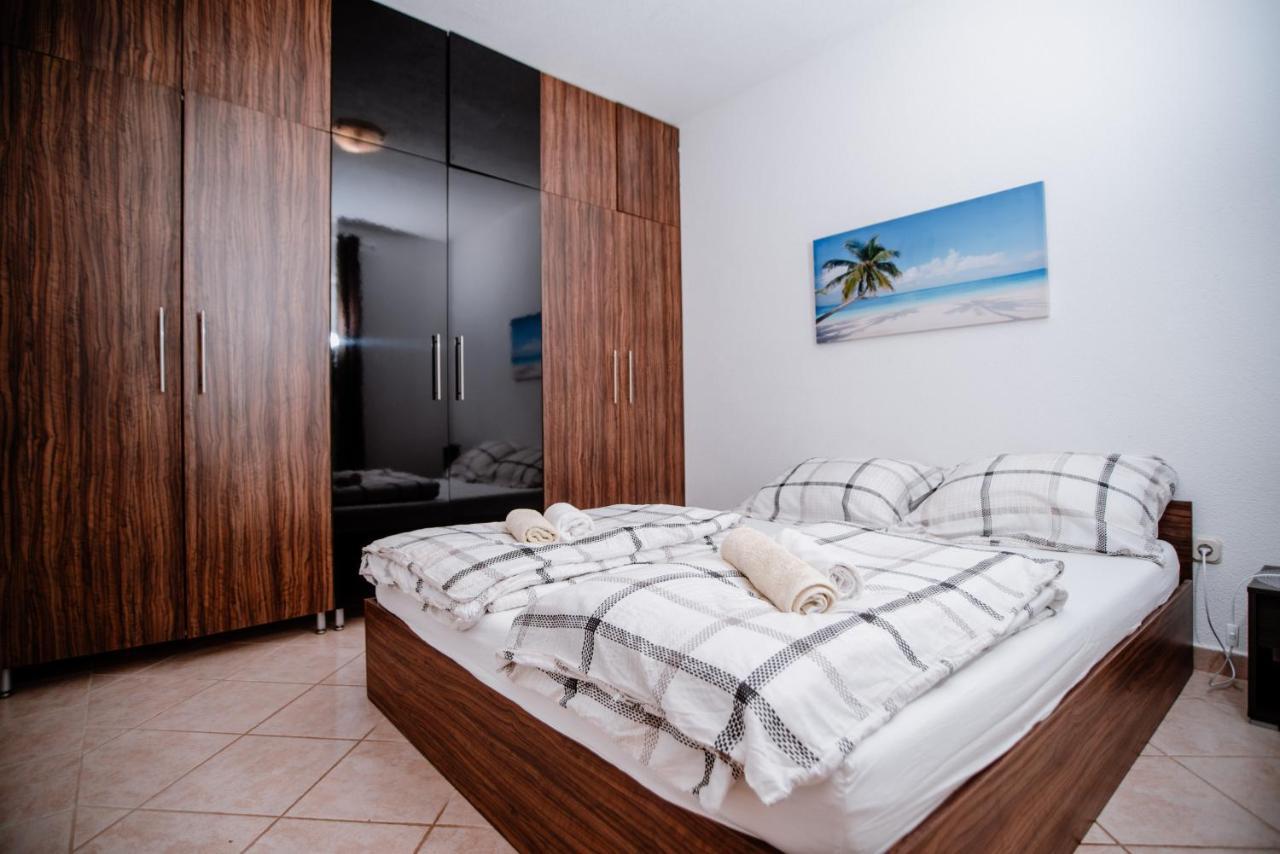 Apartamento Apartmens Leona Karlobag Exterior foto