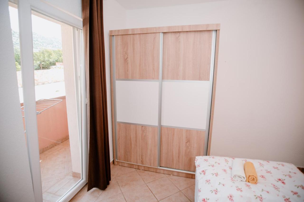 Apartamento Apartmens Leona Karlobag Exterior foto