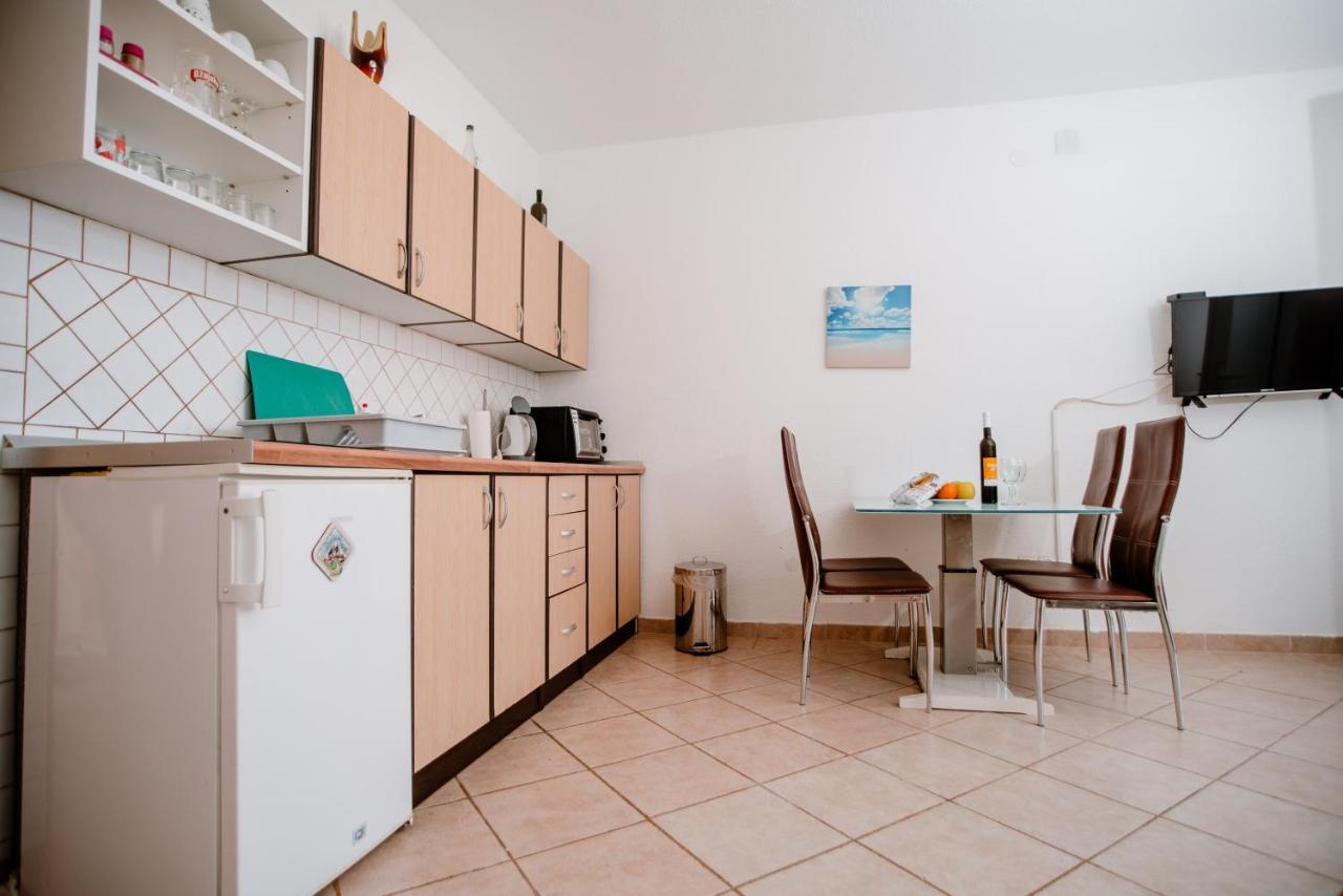 Apartamento Apartmens Leona Karlobag Exterior foto