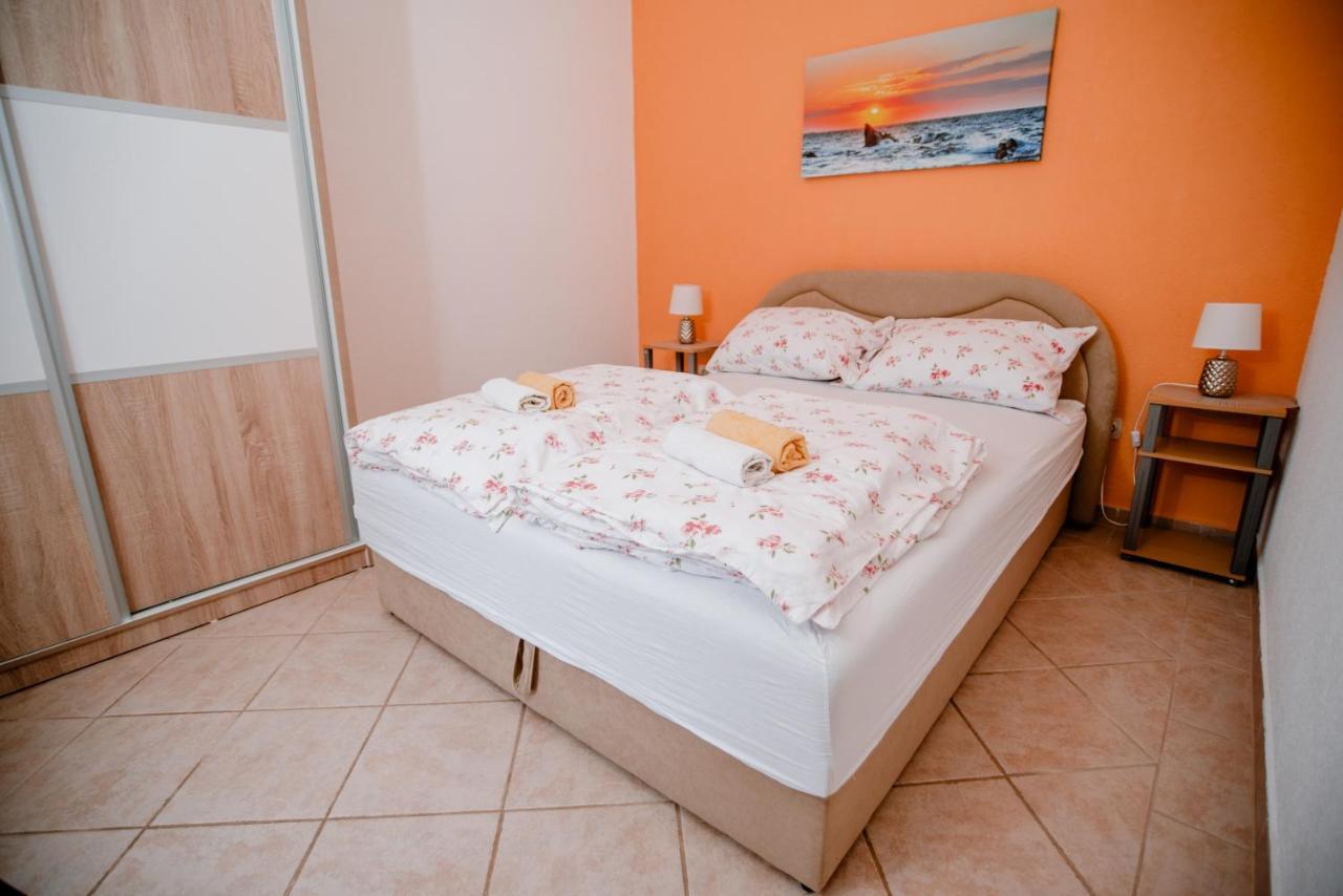 Apartamento Apartmens Leona Karlobag Exterior foto