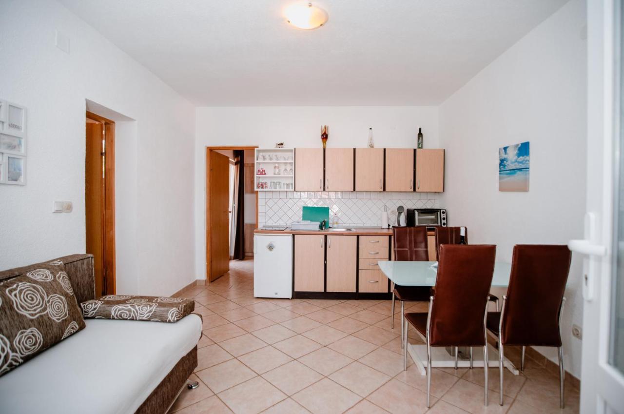 Apartamento Apartmens Leona Karlobag Exterior foto