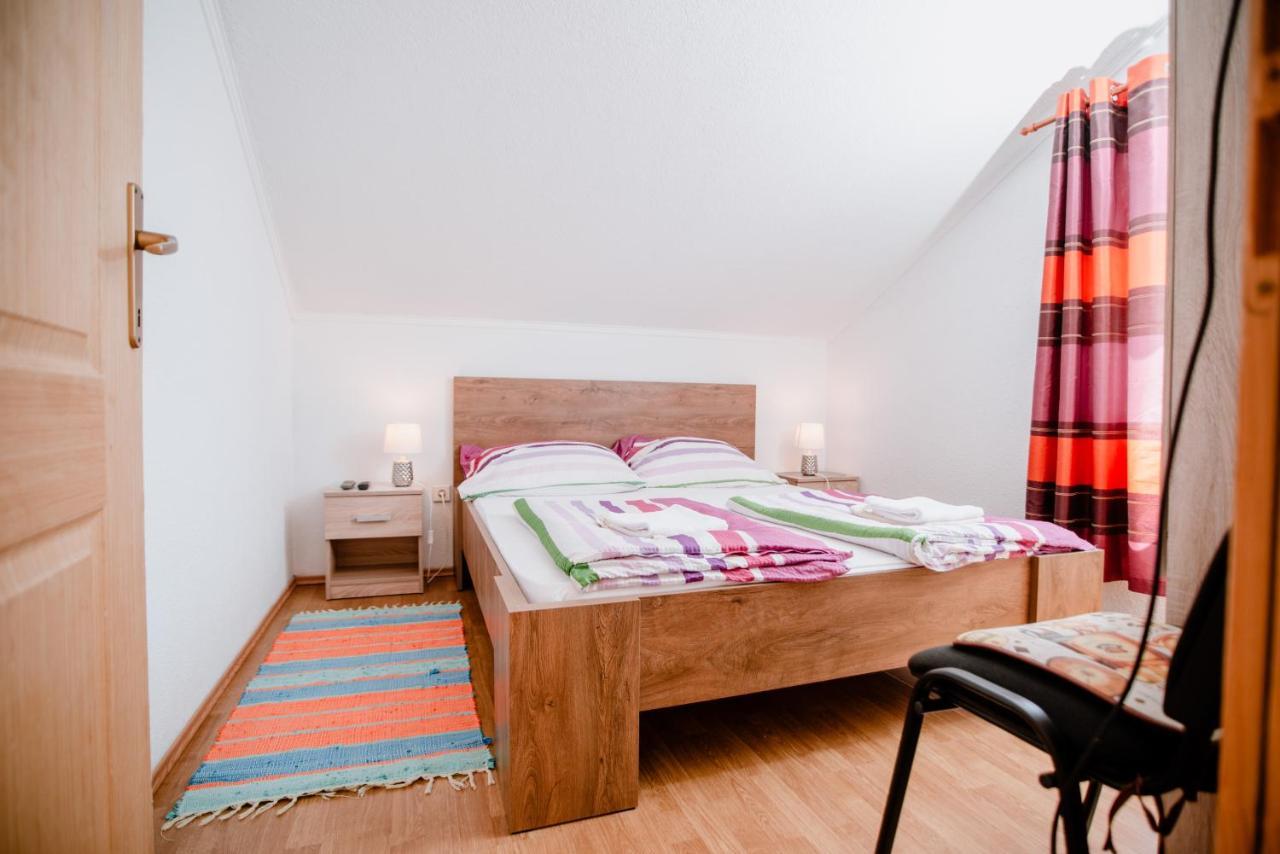 Apartamento Apartmens Leona Karlobag Exterior foto