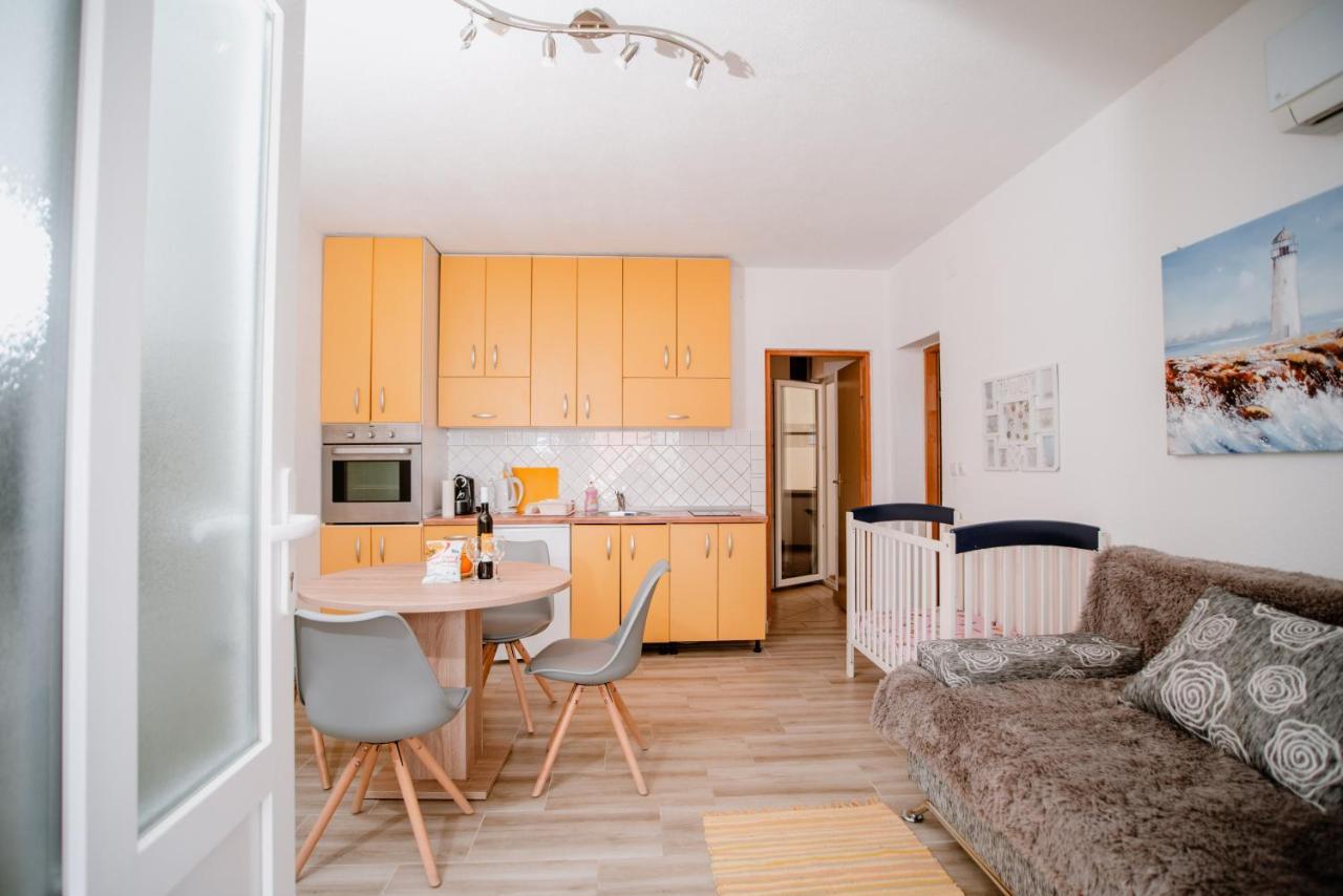 Apartamento Apartmens Leona Karlobag Exterior foto